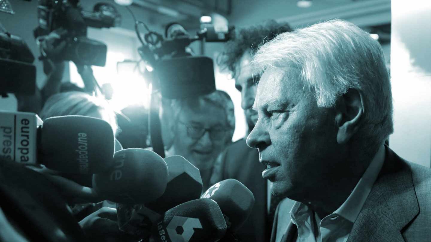 El expresidente del Gobierno, Felipe González, hace declaraciones a los medios de comunicación , al inicio de la presentación de la web "Cartas de vuelta. La correspondencia del presidente", en la que la Fundación Felipe González publica 10.000 páginas de correspondencia privada del expresidente.