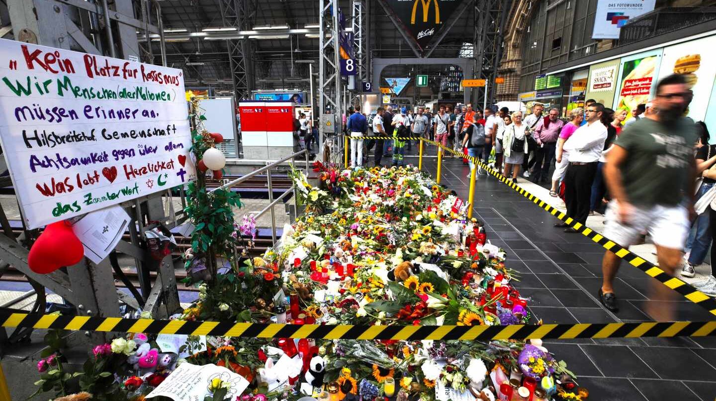 Flores, peluches y velas rinden homenaje al niño empujado a la vía del tren en Fráncfort.