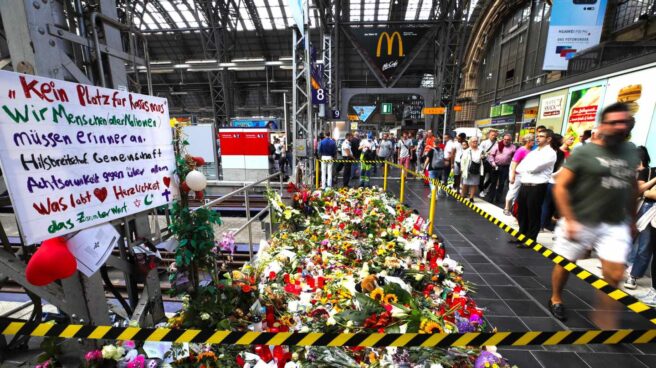 Flores, peluches y velas rinden homenaje al niño empujado a la vía del tren en Fráncfort.