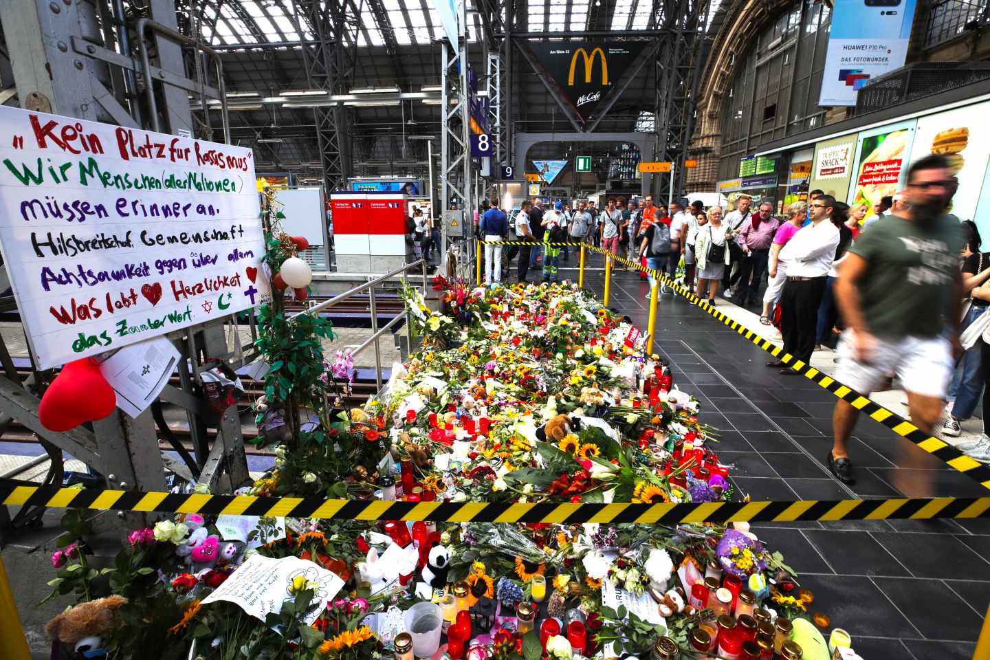 Flores, peluches y velas rinden homenaje al niño empujado a la vía del tren en Fráncfort.