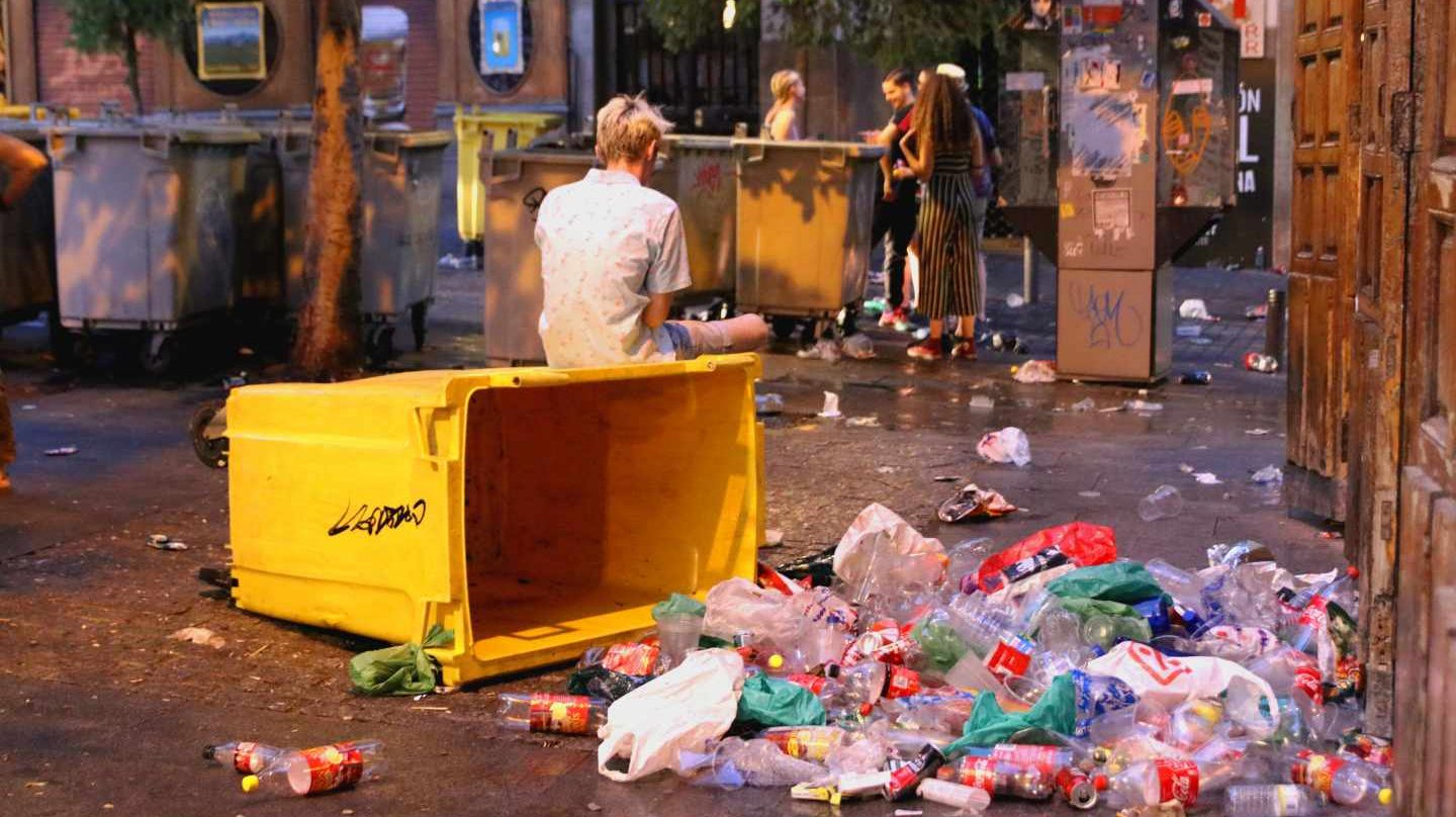 La basura inundó la Plaza de Chueca en la madrugada del domingo