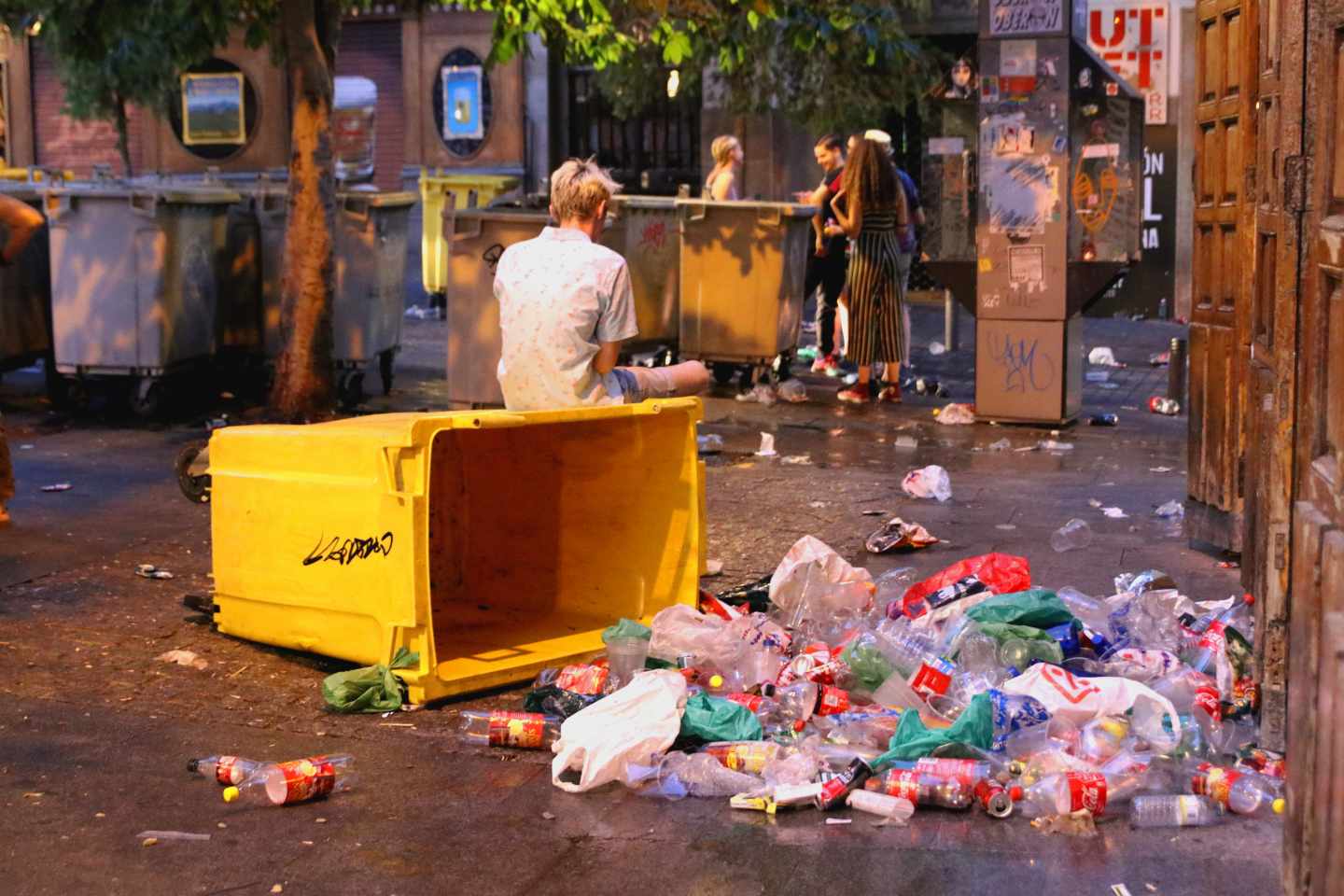 La basura inundó la Plaza de Chueca en la madrugada del domingo