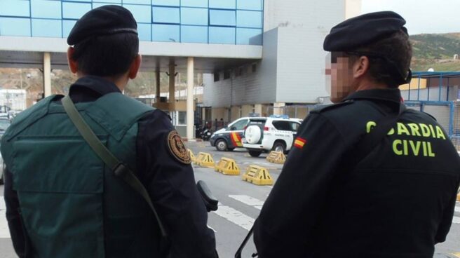 Efectivos de la Guardia Civil en Algeciras.