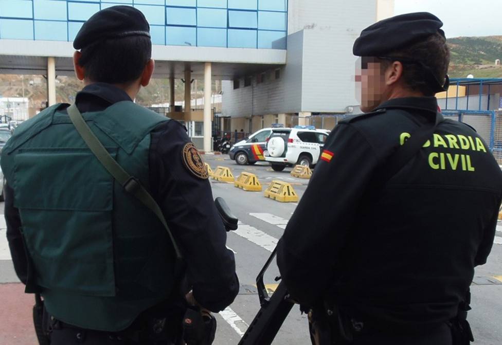 Efectivos de la Guardia Civil en Algeciras.