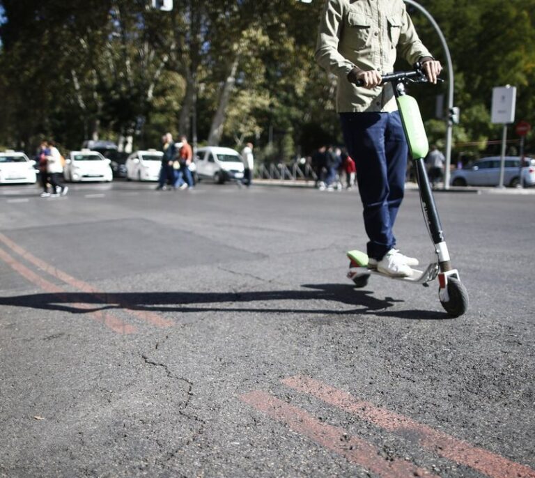 El primer atropello mortal con patinete se saldará con una multa