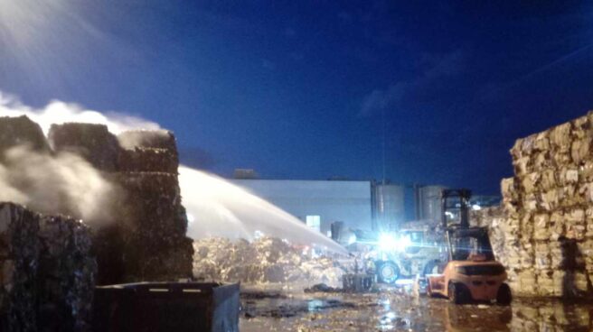 Un incendio en la fábrica papelera de Fuenlabrada llena de humo y olor a quemado toda la ciudad