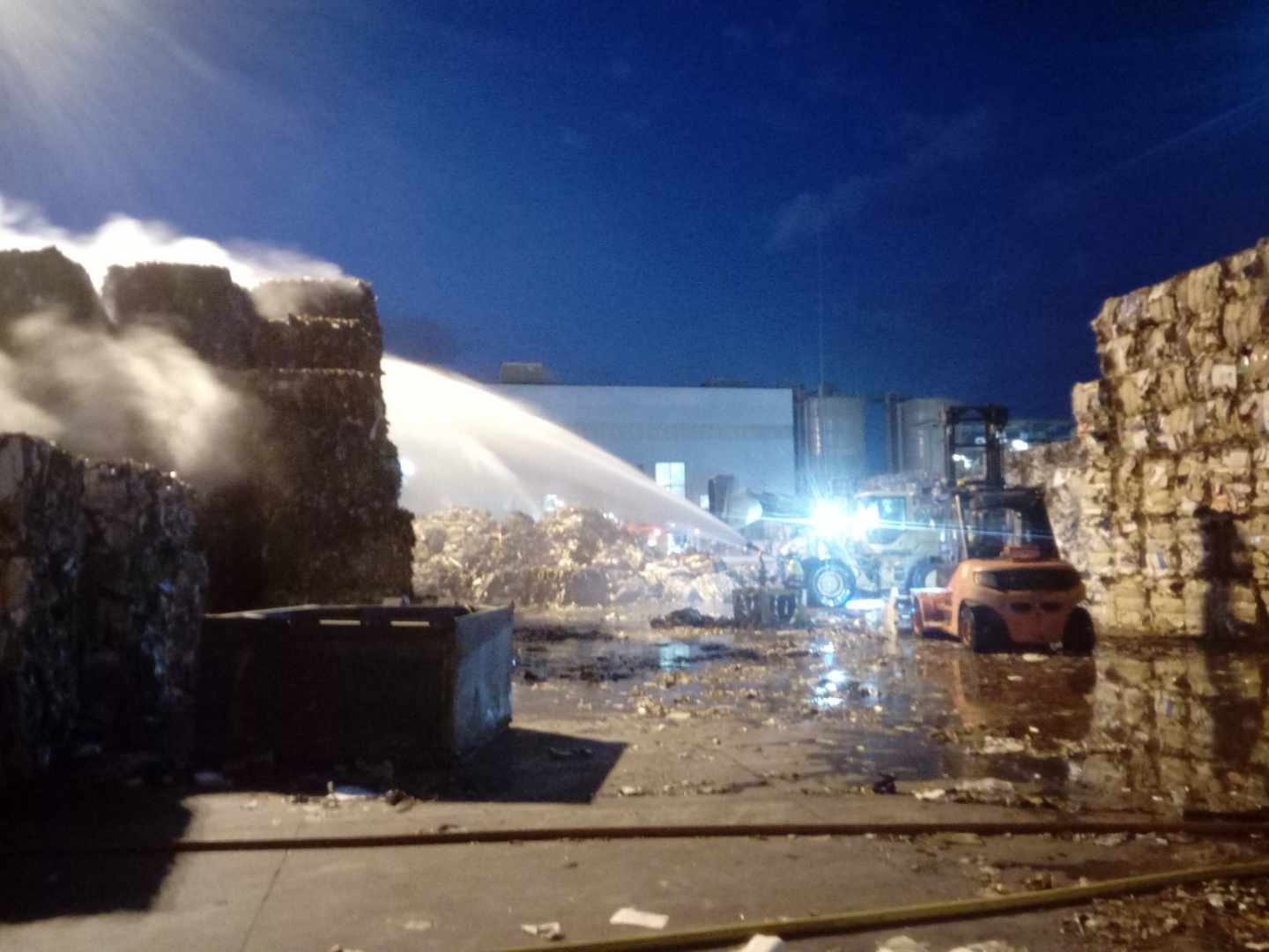 Un incendio en la fábrica papelera de Fuenlabrada llena de humo y olor a quemado toda la ciudad
