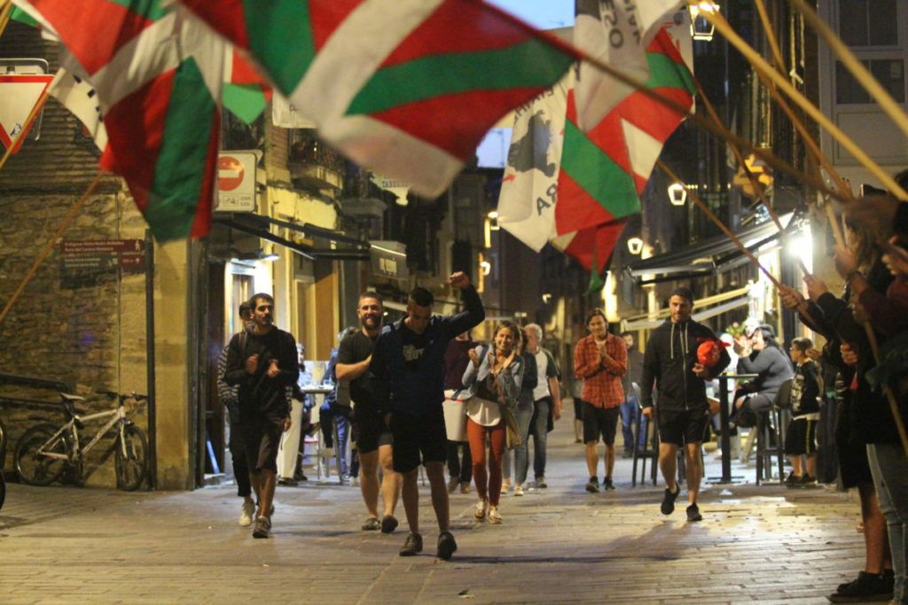 Recibimiento a Aitor Zelaia en las calles de Vitoria.