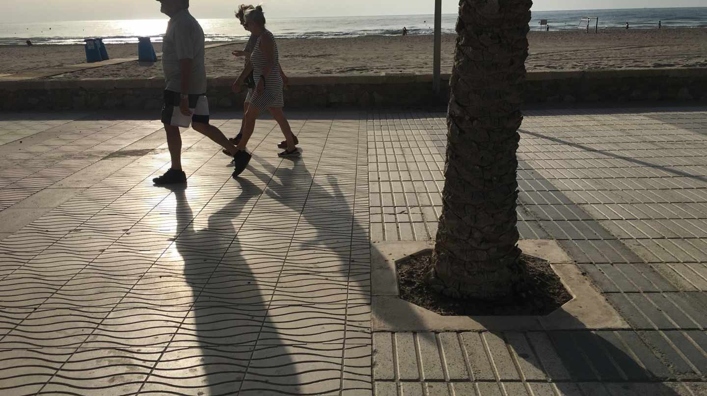 Punto de la playa de San Juan donde se unen los paseos marítimos de los municipios de Alicante y Campello.