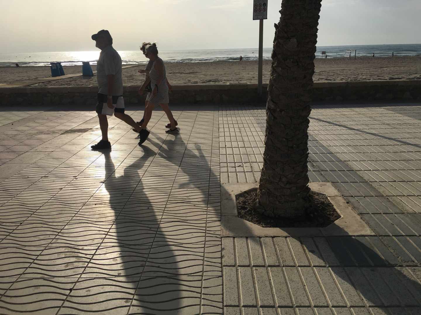 Punto de la playa de San Juan donde se unen los paseos marítimos de los municipios de Alicante y Campello.