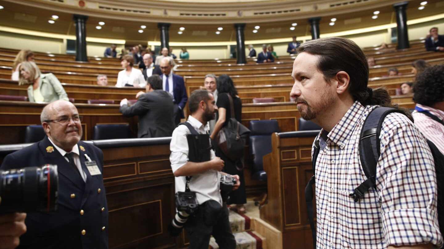 Pablo Iglesias llega a su escaño.