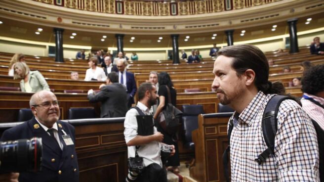 Pablo Iglesias llega a su escaño.