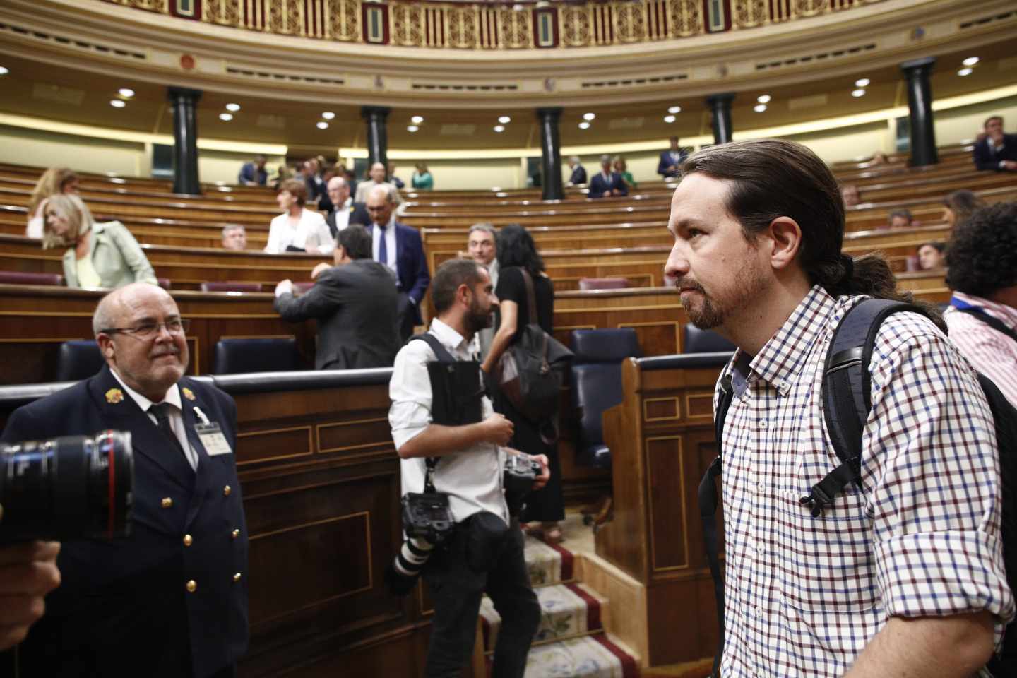 Pablo Iglesias llega a su escaño.