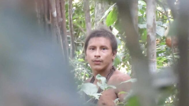 Un miembro de los Awa, la tribu más aislada del Amazonas, grabado en vídeo