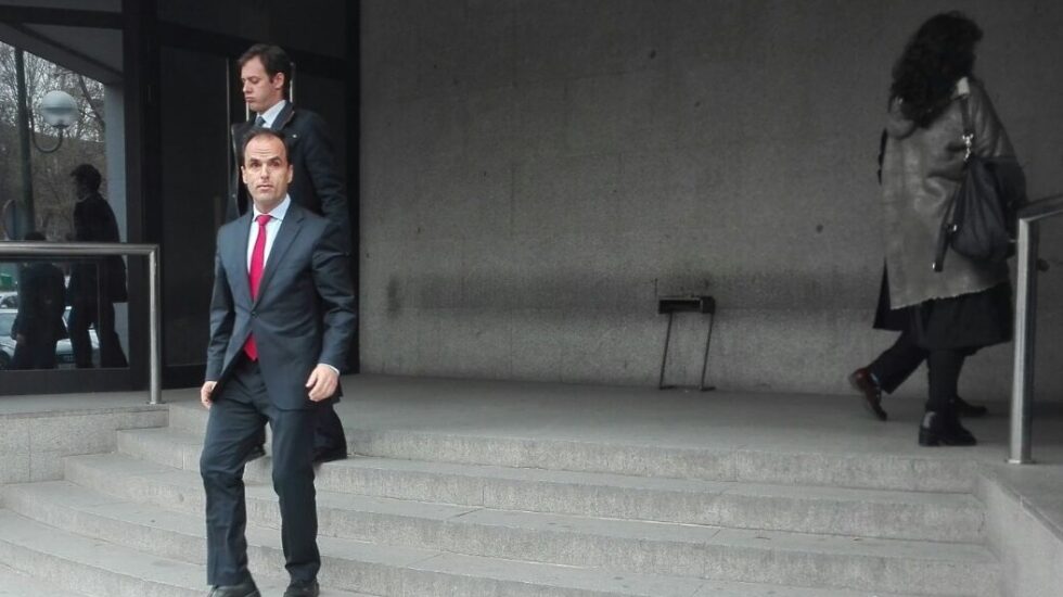 El rector de la URJC, Javier Ramos, saliendo de la Fiscalía tras presentar una denuncia.