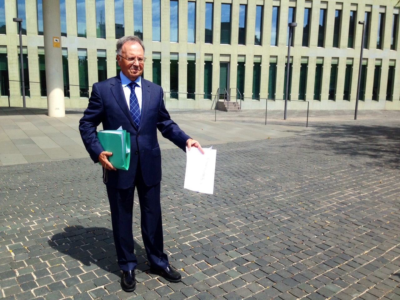 Miguel Bernad, a las puertas de los juzgados madrileños de Plaza de Castilla en 2014.