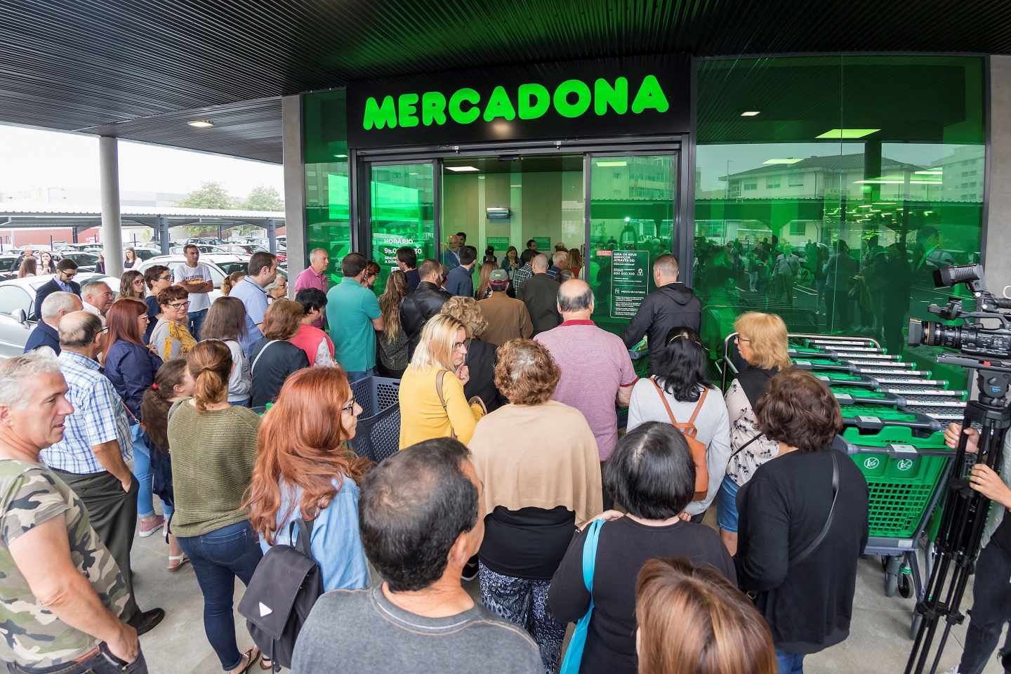 Clientes hacen cola en una de las dos tiendas de Mercadona en Portugal.