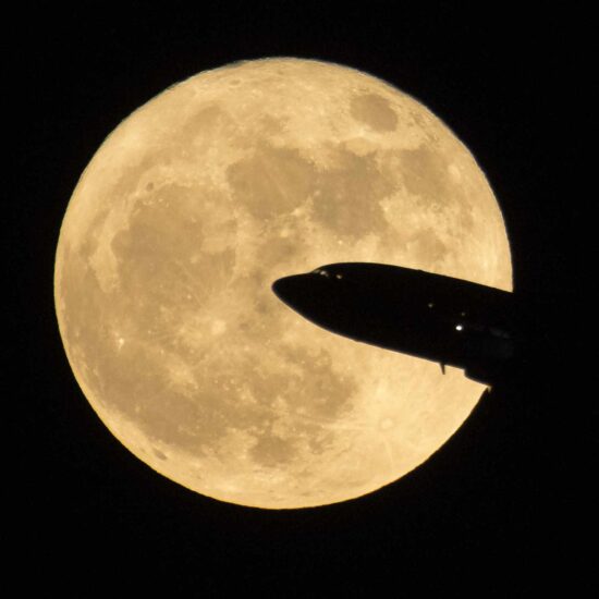 Un avión despega durante la superluna de diciembre de 2017 en el aeropuerto Ronald Reagan de Washington | NASA/Bill Ingalls