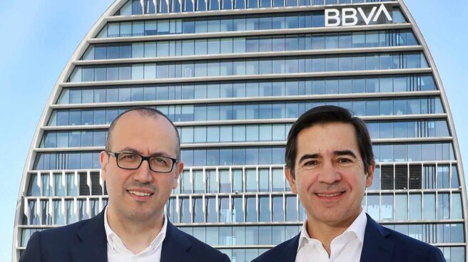 El consejero delegado y el presidente del BBVA, Onur Genç y Carlos Torres, respectivamente.