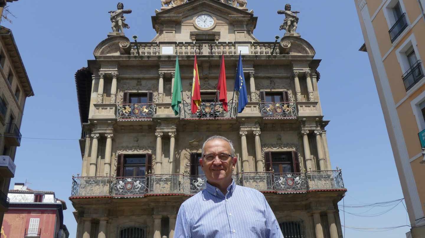 El alcalde de Pamplona, Enrique Maya, ayer frente al Ayuntamiento de la capital navarra.