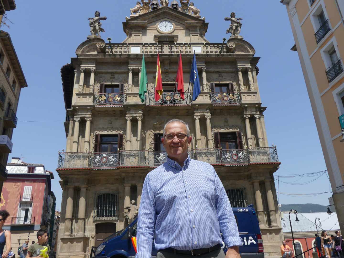 El alcalde de Pamplona, Enrique Maya, ayer frente al Ayuntamiento de la capital navarra.