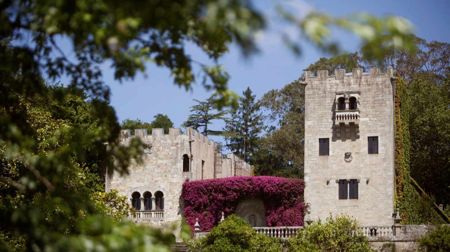 La Abogacía del Estado ha denunciado en los juzgados de A Coruña a la familia Franco por "posesión irregular" del Pazo de Meirás, asegura este jueves en un comunicado la Comisión por la Recuperación de la Memoria Histórica (CRMH) de A Coruña, que ha felicitado "por fin" esta decisión. En la imagen, una de las fachadas del Pazo de Meirás con los jardines y el muro exterior.