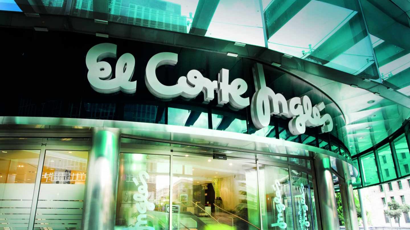 S&P refrenda la mejora de El Corte Inglés y le sitúa a un paso del grado de inversión.