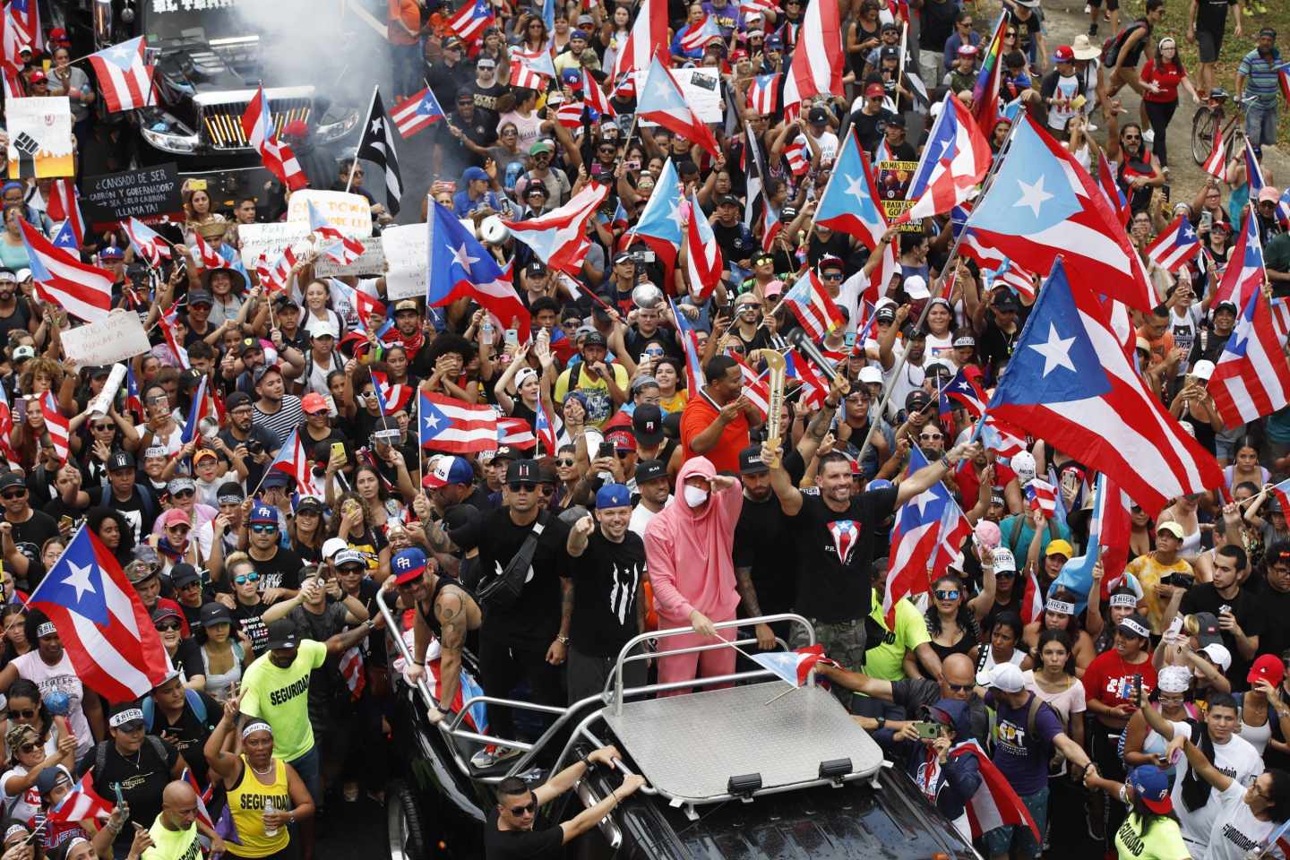 Miles celebran en San Juan la esperada renuncia del gobernador Rosselló.