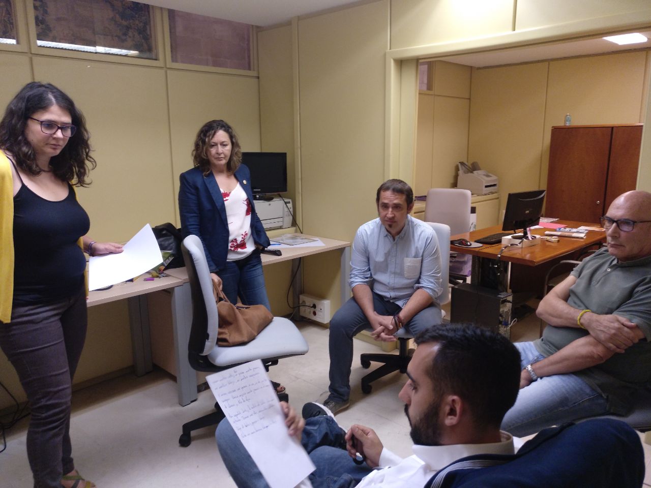 La diputada de Podemos en La Rioja, Raquel Romero, junto a su equipo.