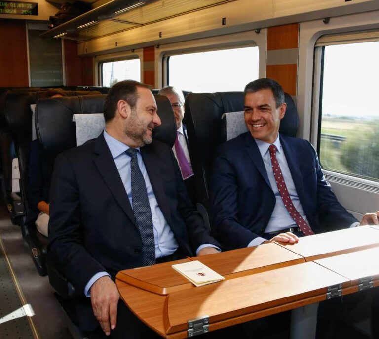 Ábalos se reunió en Valencia con Sánchez para cerrar la compra de PCR en Canarias