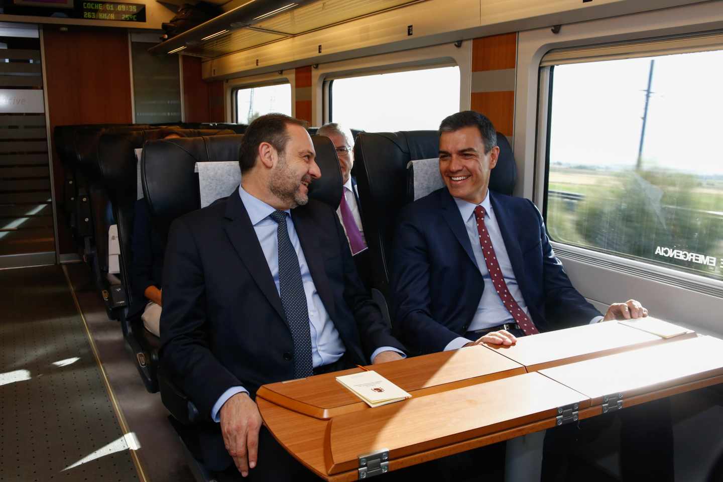 José Luis Ábalos y Pedro Sánchez, en el AVE.