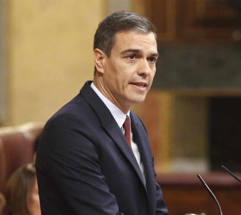 Sánchez promete en el debate otra subida del salario mínimo