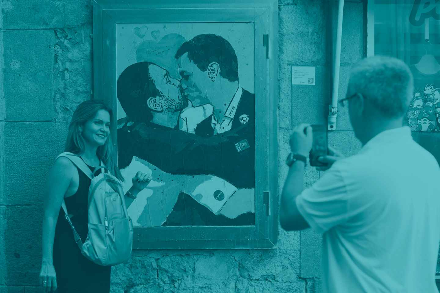 Un grafiti en el que Sánchez e Iglesias se besan, en Barcelona.