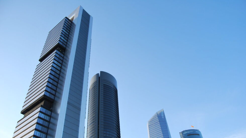 Panorámica de la Torre Cepsa, propiedad de Amancio Ortega, en el complejo de las Cuatro Torres de Madrid.