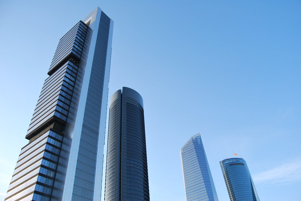 Panorámica de la Torre Cepsa, propiedad de Amancio Ortega, en el complejo de las Cuatro Torres de Madrid.