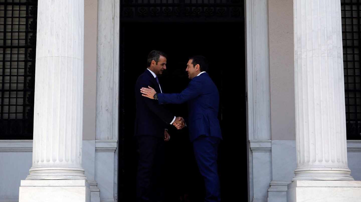 Kyriakos Mitsotakis, izqda, primer ministro de Grecia, y el jefe del gobierno saliente, Alexis Tsipras, se dan la mano en el Palacio Presidencial de Atenas.