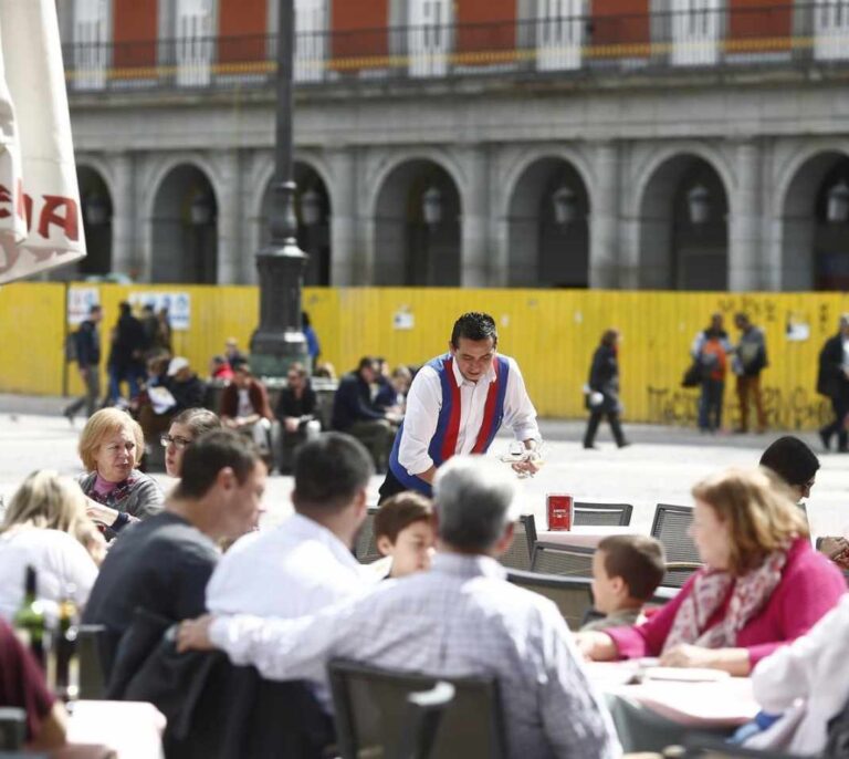 El registro de jornada pincha en su arranque: aumentan las horas extra sin cobrar