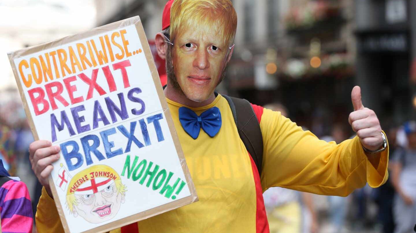 n manifestante con la careta de Boris Johnson en una protesta en Londres.