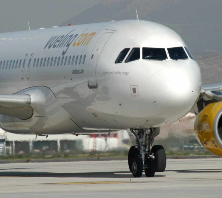 Facua demanda a Vueling por impedir embarcar a una pasajera por su escote