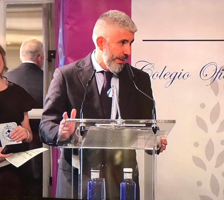El periodista David Page, primer premio Ingeniero Fernando Luca de Tena