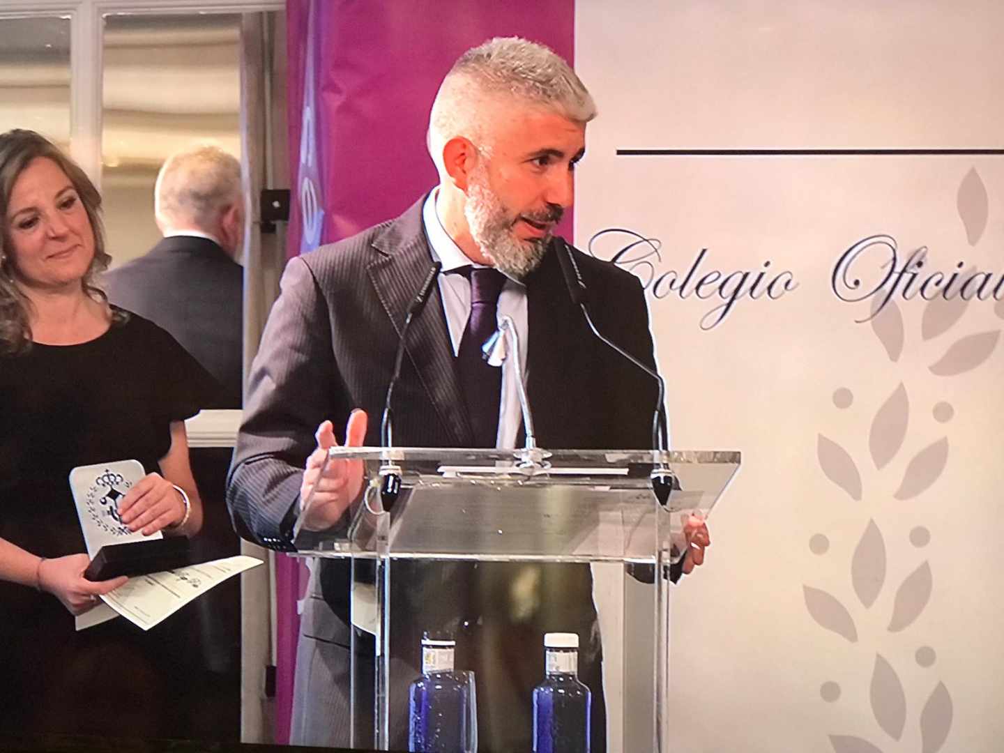 David Page, periodista de El Independiente, durante la entrega del premio Ingeniero Fernando Luca de Tena.