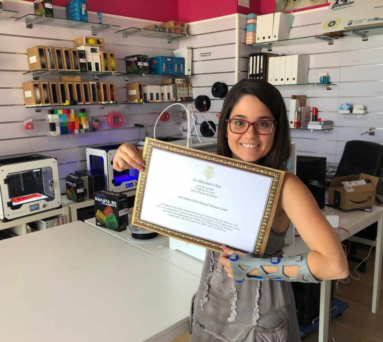 Una veinteañera crea 'escayolas' sumergibles, 10 veces más ligeras y que permiten rascarse