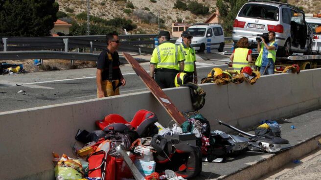 La Guardia Civil trabaja en la escena del accidente que ha obligado a cortar la AP-7 a la altura de El Campello (Alicante).