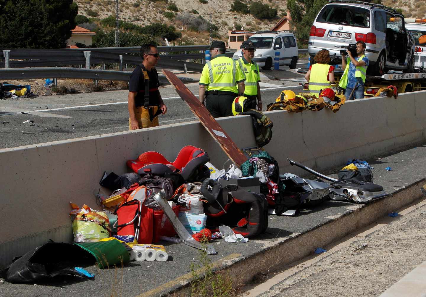 La Guardia Civil trabaja en la escena del accidente que ha obligado a cortar la AP-7 a la altura de El Campello (Alicante).