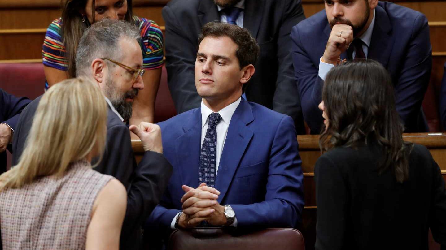 Pedro Sánchez, junto a Juan Carlos Girauta en el Congreso de los Diputados.
