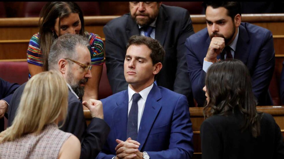 Pedro Sánchez, junto a Juan Carlos Girauta en el Congreso de los Diputados.