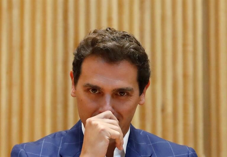 Rivera niega la abstención y espeta a Sánchez que "no haga consultas como si fuera el Rey"