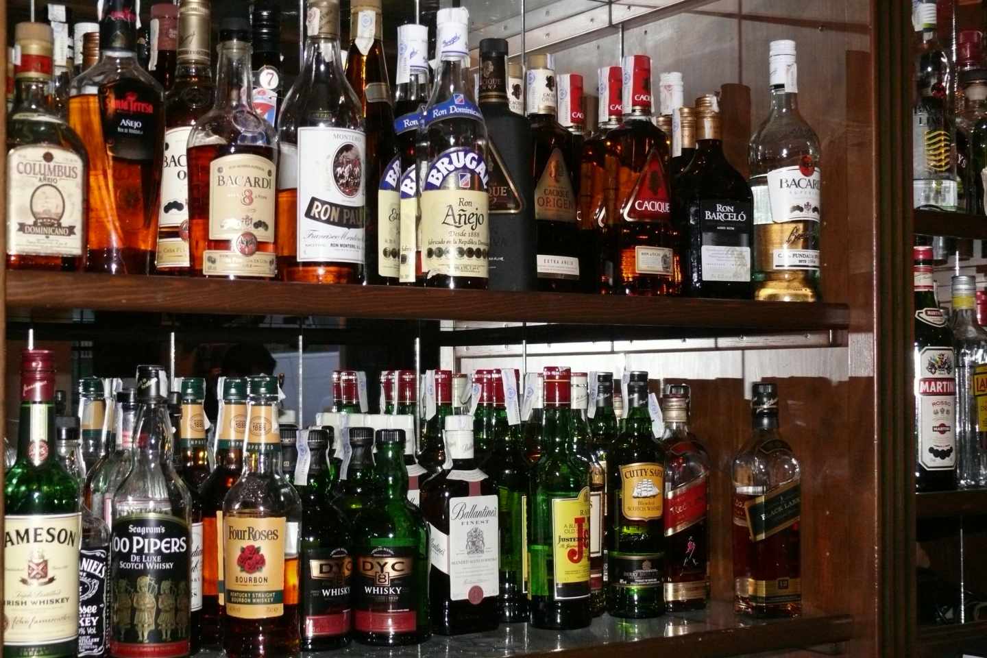 Guerra al 'garrafón': las botellas llevarán un código QR para validar su legalidad