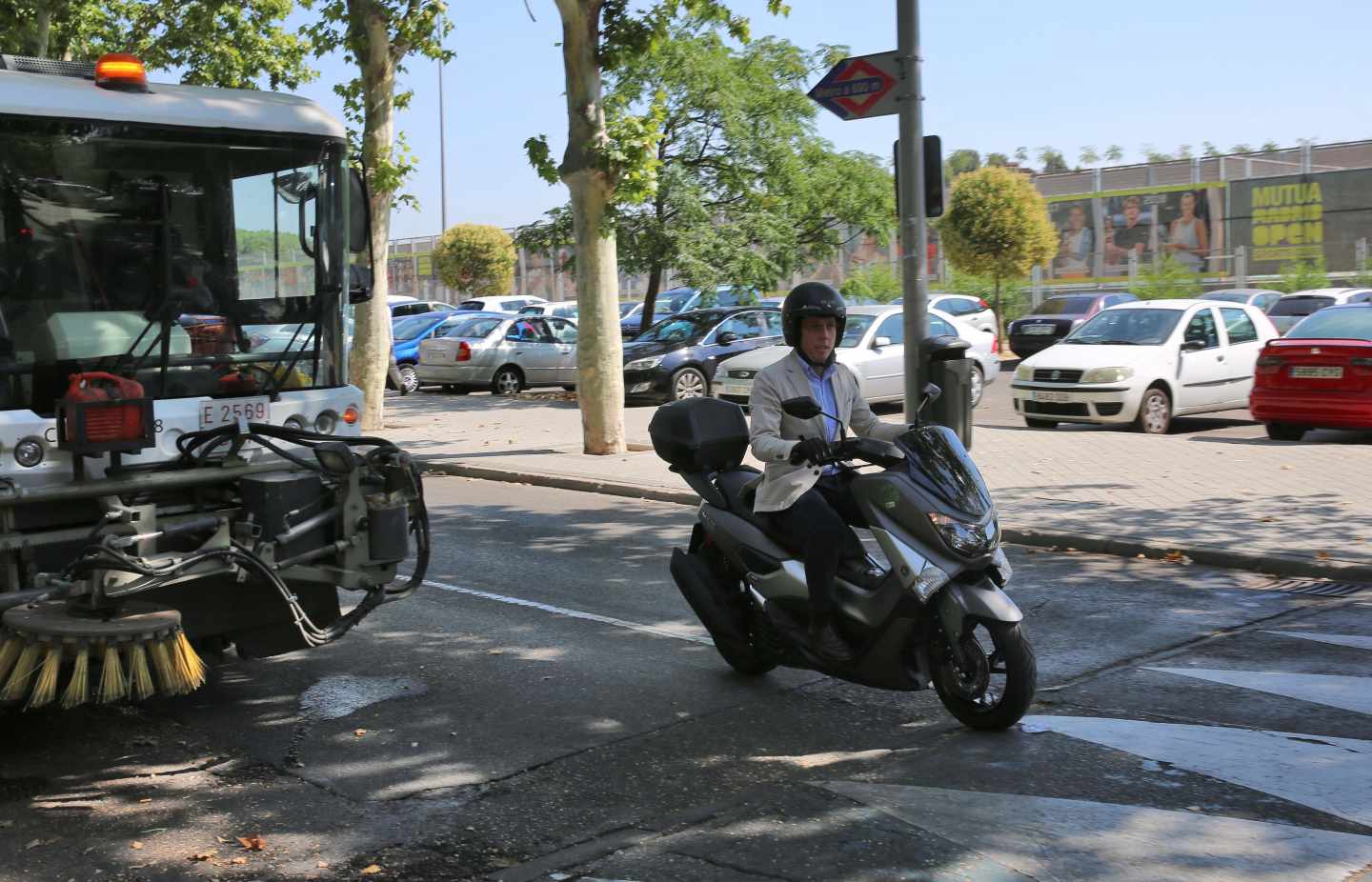 José Luis Martínez-Almeida, conduciendo su moto por Madrid.