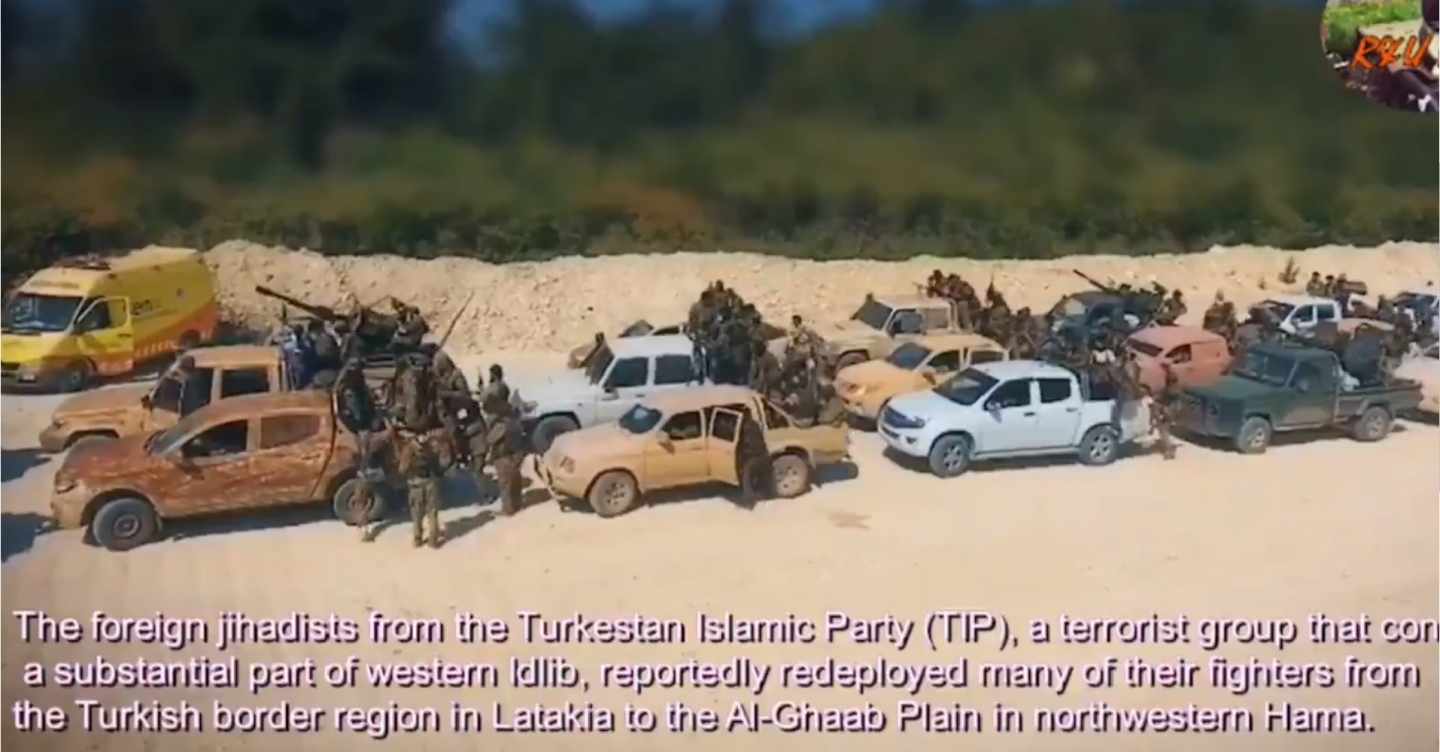 Una ambulancia de la Generalitat (a la izquierda), aparece en un vídeo propagandístico de yihadistas en Siria.